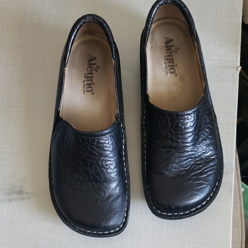 Alegria Men's Embossed Black Loafers